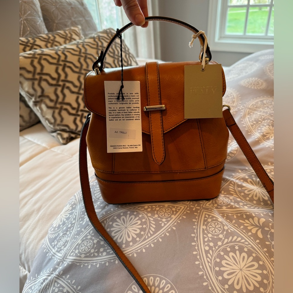 NWT leather “backpack” / tote bag by Divina Firenze. Camel colored leather. - Picture 4 of 5